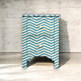 Mesita de noche con dos cajones y diseño Chevron con incrustaciones de hueso